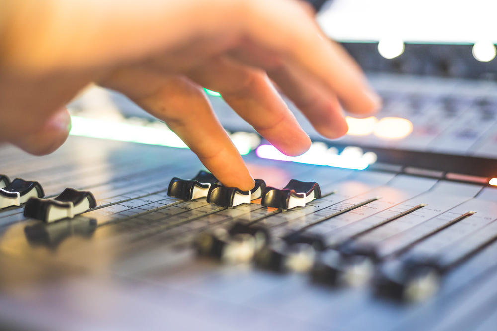 錄音室中的藝術(shù) 專(zhuān)業(yè)音響工程師的音樂(lè)制作現(xiàn)場(chǎng)